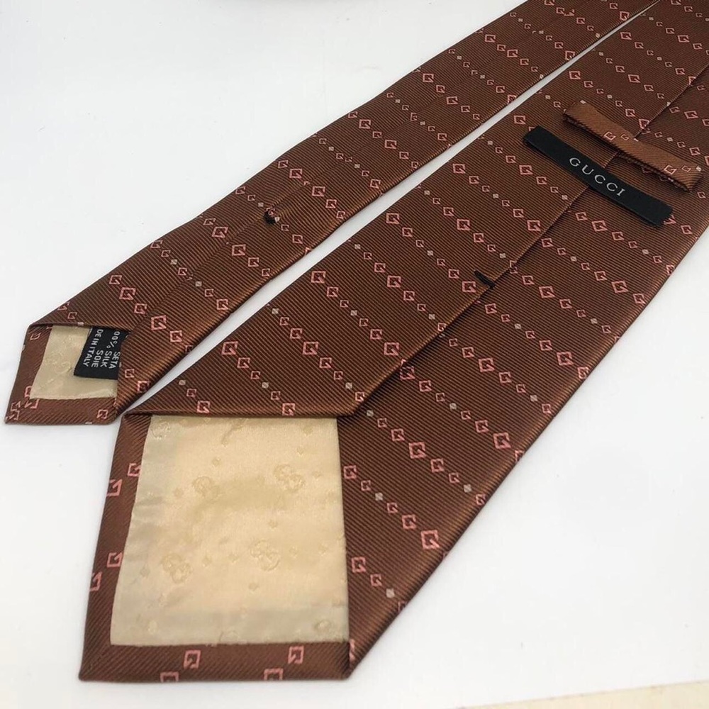 Silk Gucci tie in a brown and pink monogram print